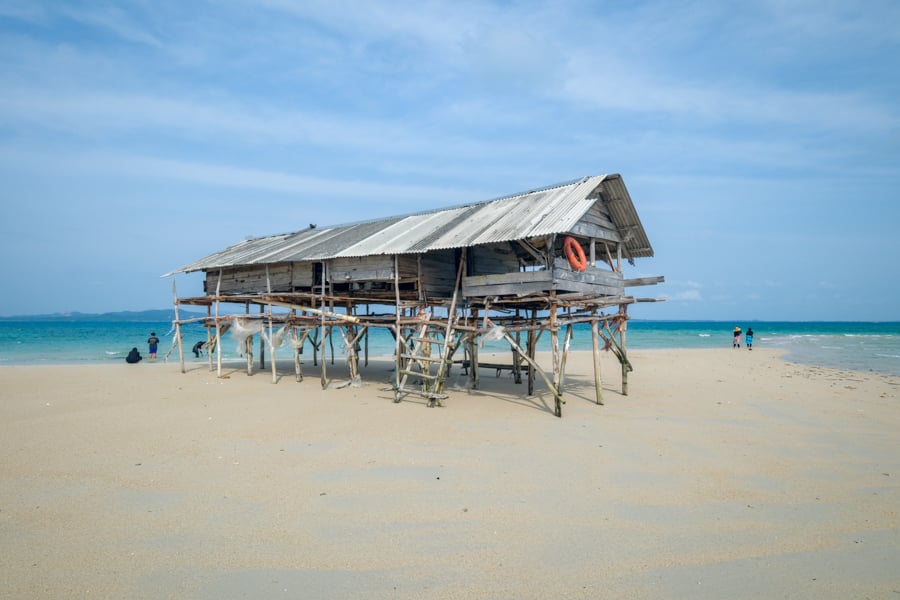 A little shack on the Pulau Panjang sandbar
