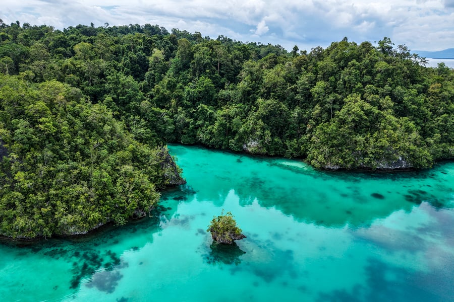 Drone picture of turquoise water at Liwu Wandala
