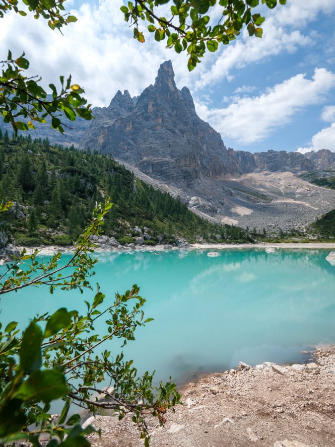 Lago di Sorapis turquoise lake best hikes in the Dolomites of Italy